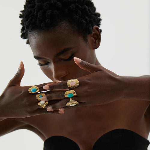 Etninen sormus luonnollisella kivellä 