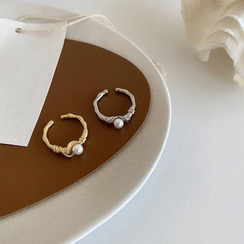 Naisten sormus valkoisella helmellä hopea