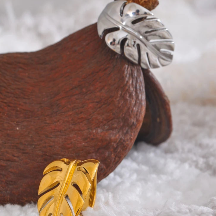 Hopeinen palmulehtisormus