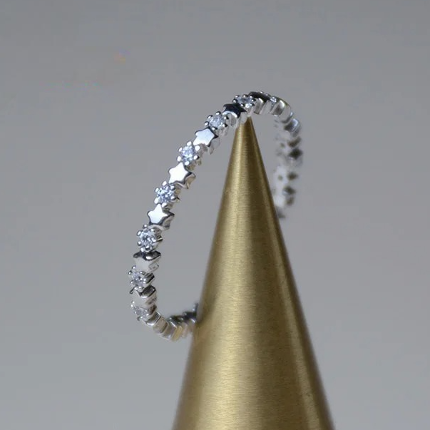 Bague fine avec étoiles et strass scintillants