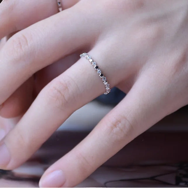 Bague fine avec étoiles et strass scintillants