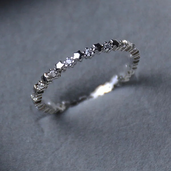 Bague fine avec étoiles et strass scintillants