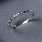 Bague fine avec étoiles et strass scintillants