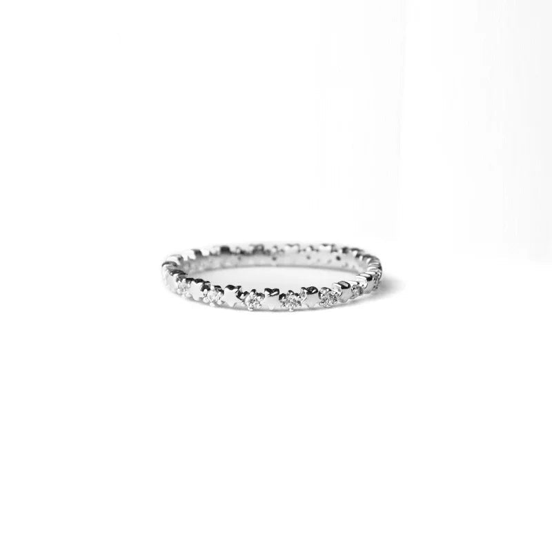 Bague fine avec étoiles et strass scintillants