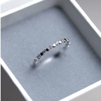 Bague fine avec étoiles et strass scintillants