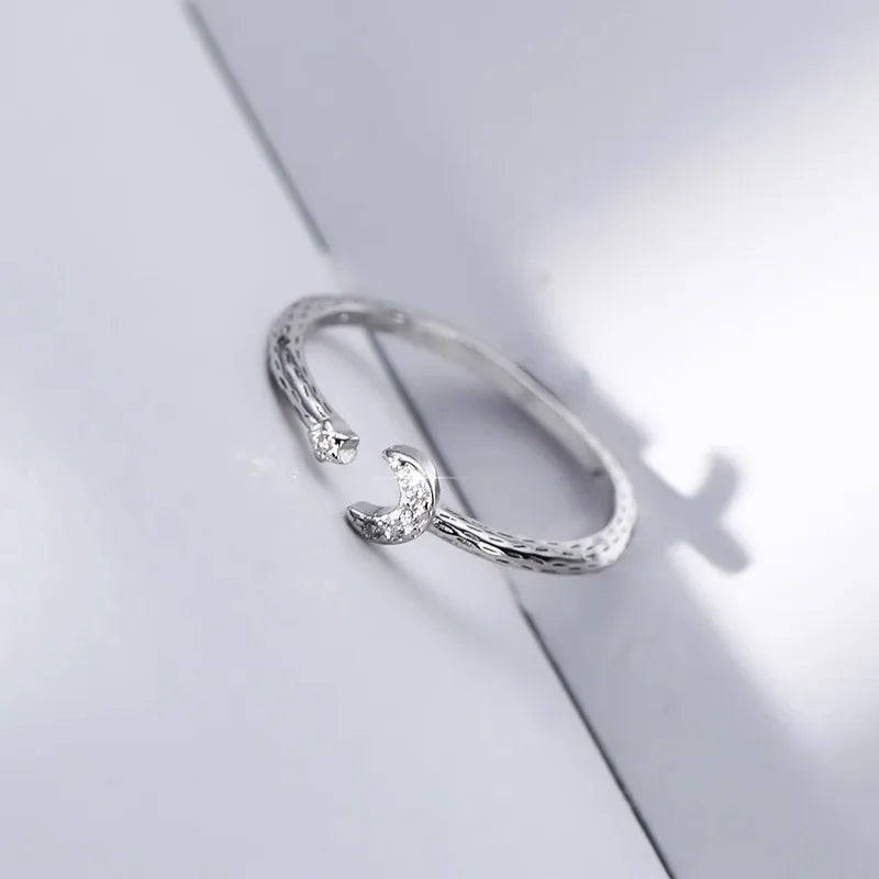 Bague fine "éclat lunaire" croissant de lune et étoile