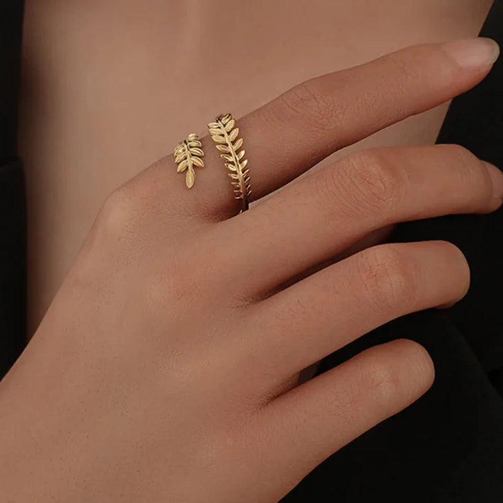 Hieno laakerinlehden sormus 