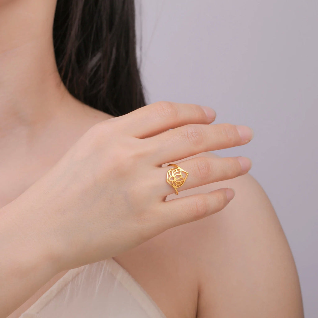 Kultainen lootuskukkasormus