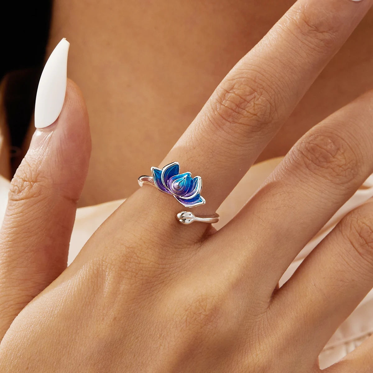 Hopeinen lootuskukkasormus