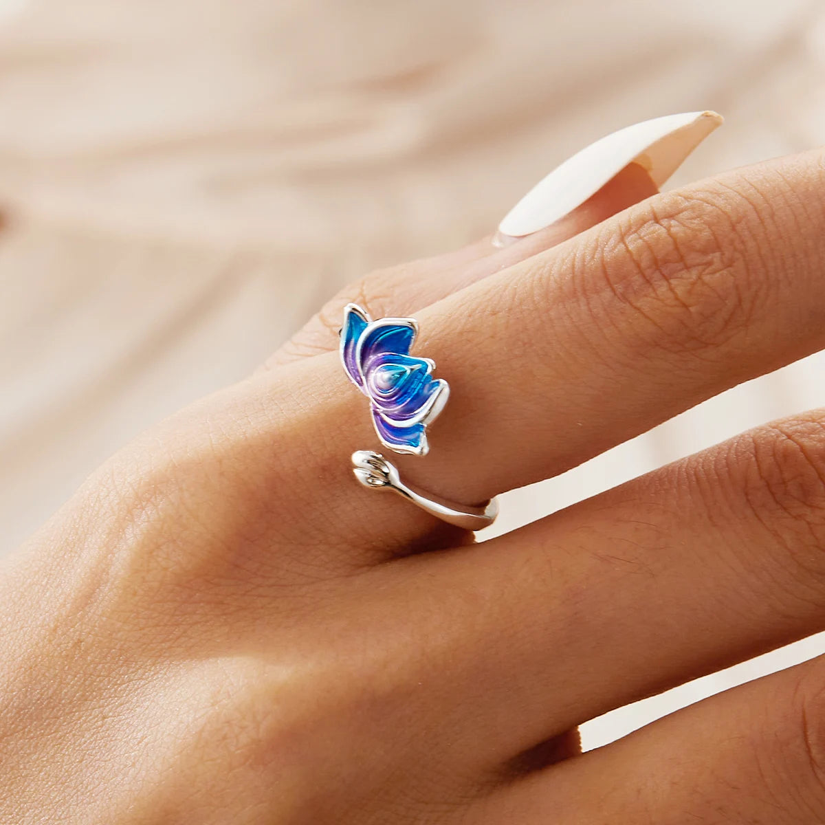 Hopeinen lootuskukkasormus