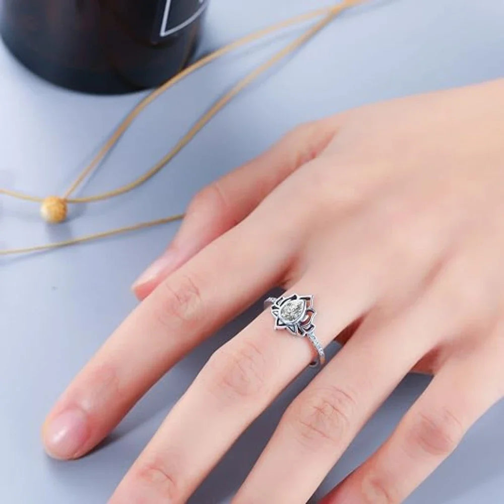 Naisten hopeoitu lootuskukkasormus valkoinen