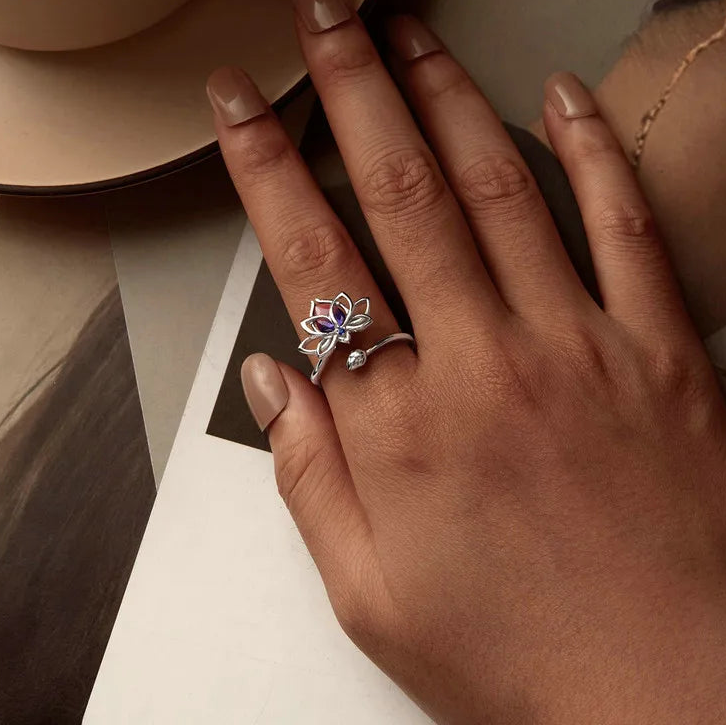 Lootuskukan sormus kristallista