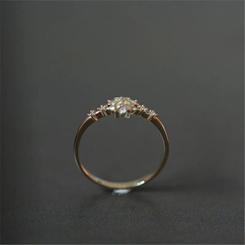 Naisten talven lumihiutalekoru kultaa