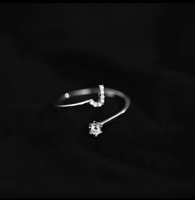 Naisen alkukirjain-sormus j