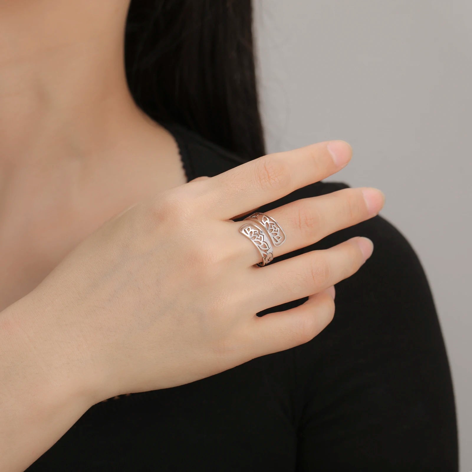 Sormus hopeisilla lootuskukilla