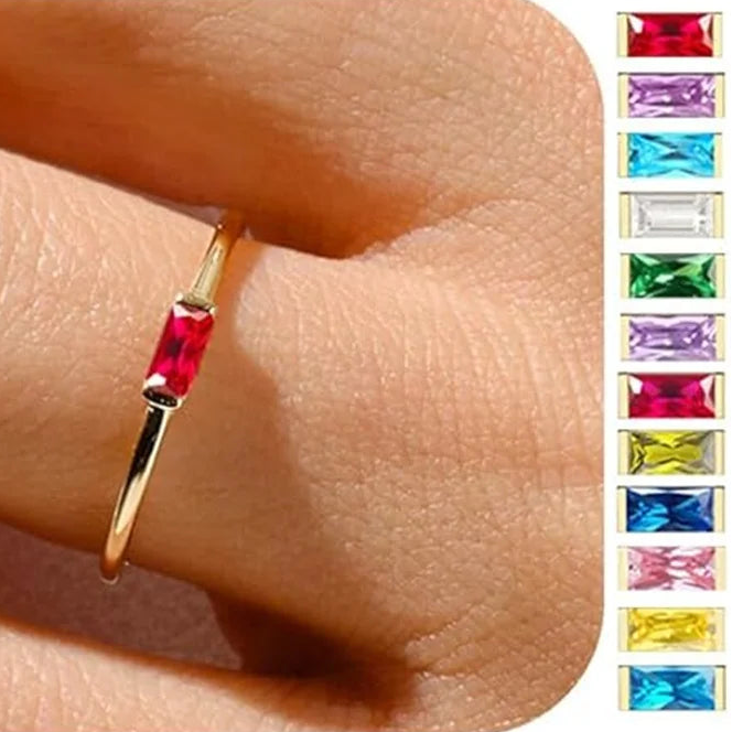 Minimalistinen sormus suorakulmaisella syntymäkivellä naiselle tammikuulle