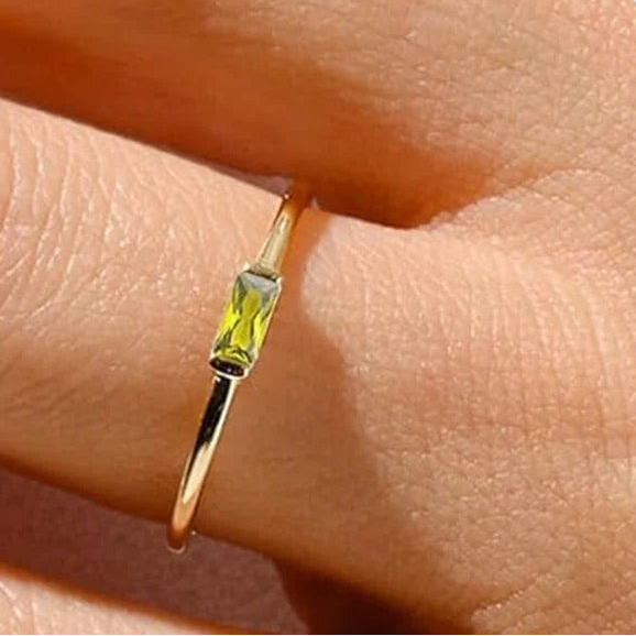 Minimalistinen sormus suorakulmaisella syntymäkivellä naiselle