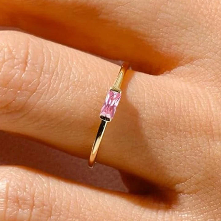 Minimalistinen sormus suorakulmaisella syntymäkivellä naiselle