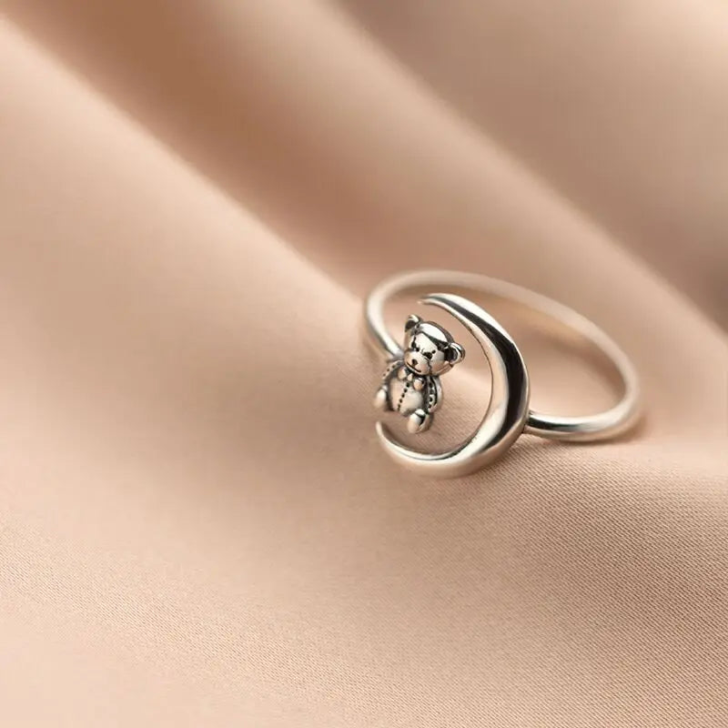 Hopeinen karhunkävijäsormus