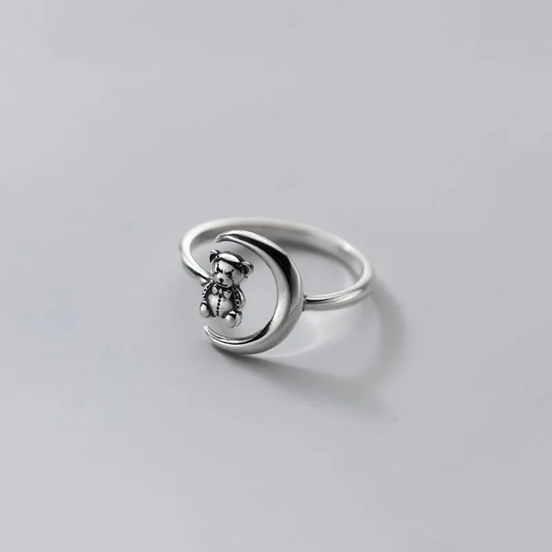 Hopeinen karhunkävijäsormus