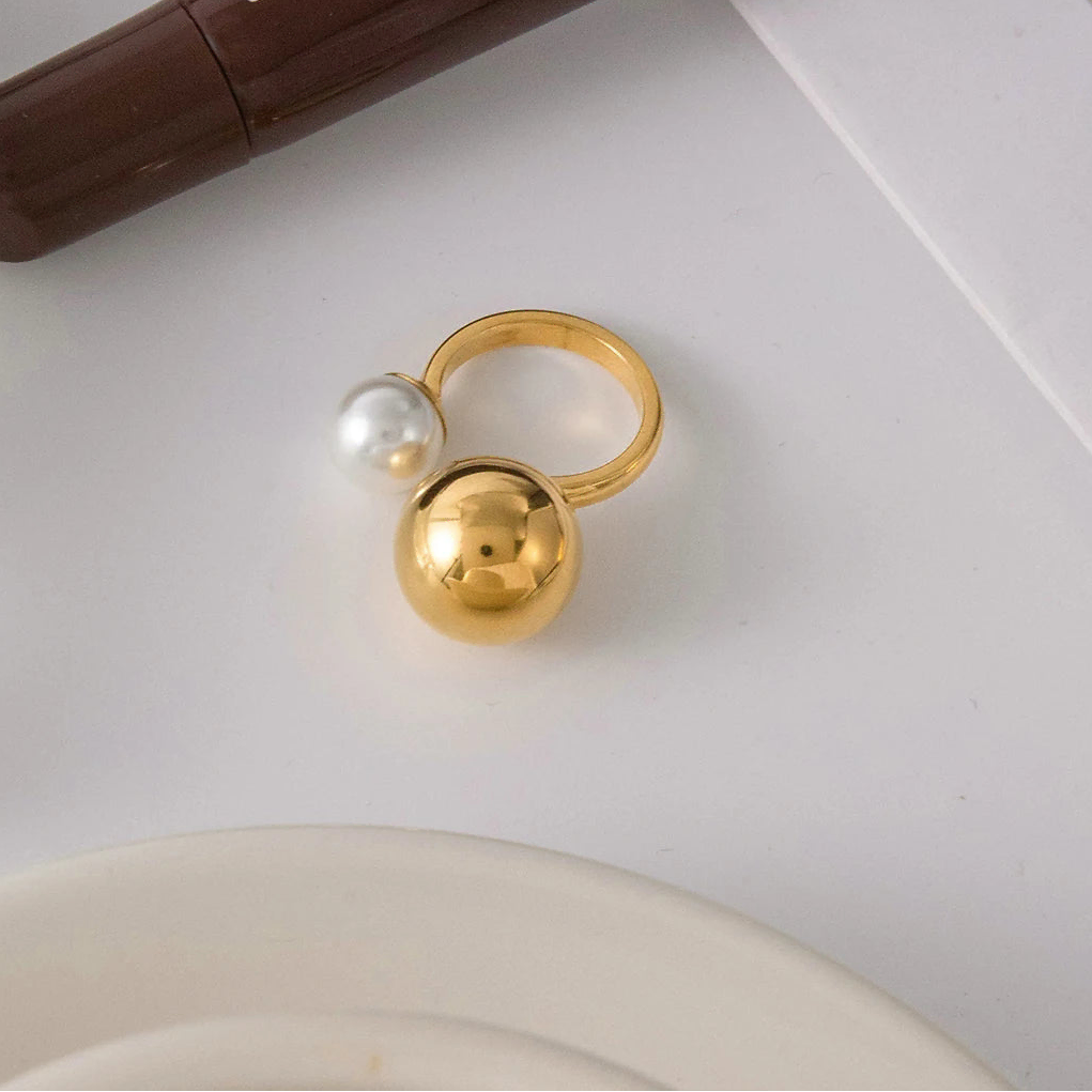Avoin sormus, jossa on kaksi helmeä