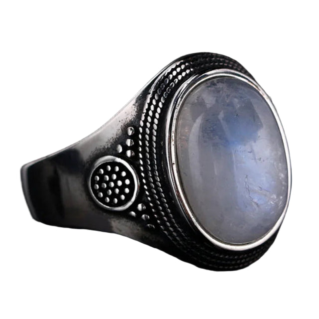 Naisille tarkoitettu ovaalinmuotoinen kuukivi-sormus