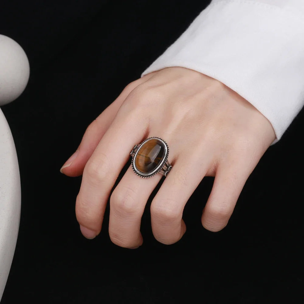 Naisille tarkoitettu Tiikerinsilmä-kivisormus