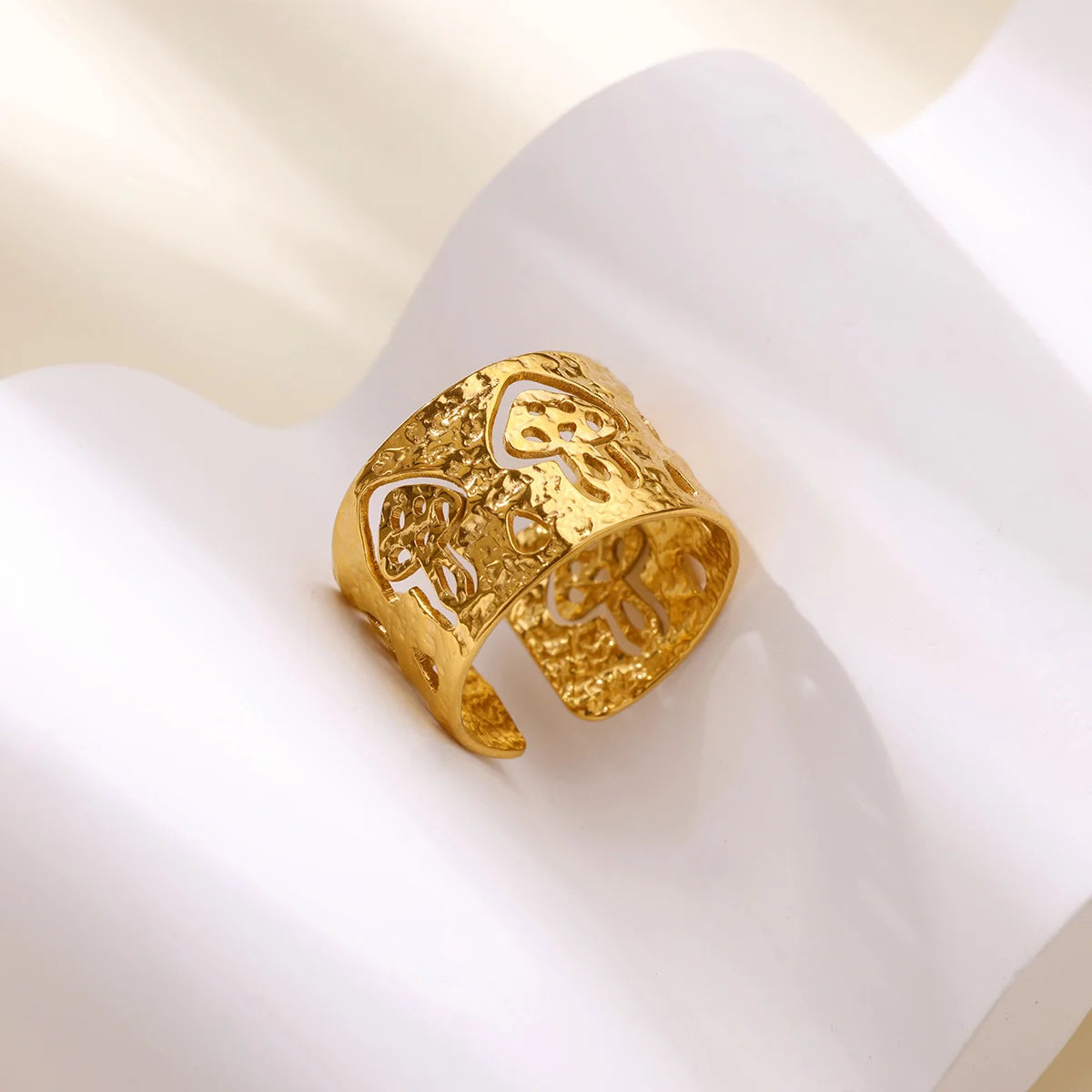 Retro-sormus kultaisilla sienillä