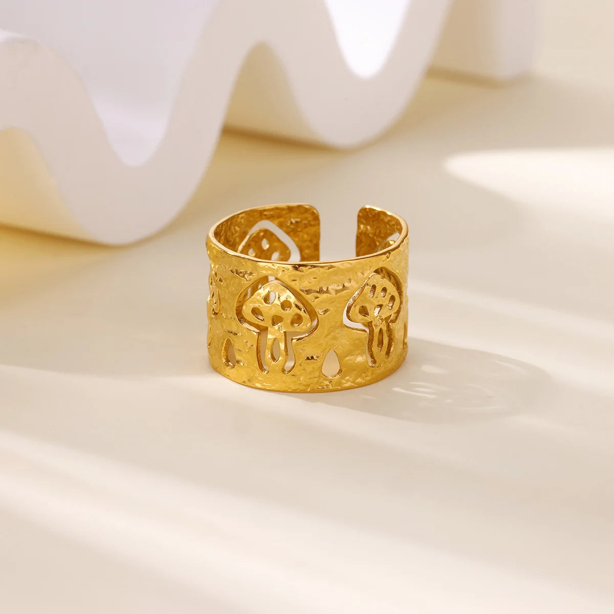 Retro-sormus kultaisilla sienillä