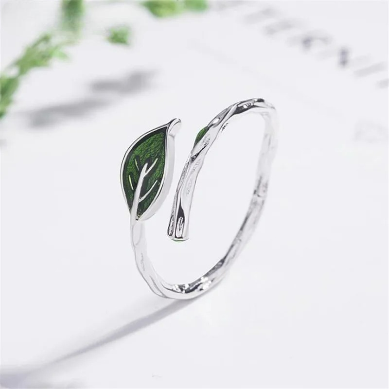 Retro-sormus syksyn lehdellä