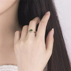 Retro-sormus syksyn lehdellä