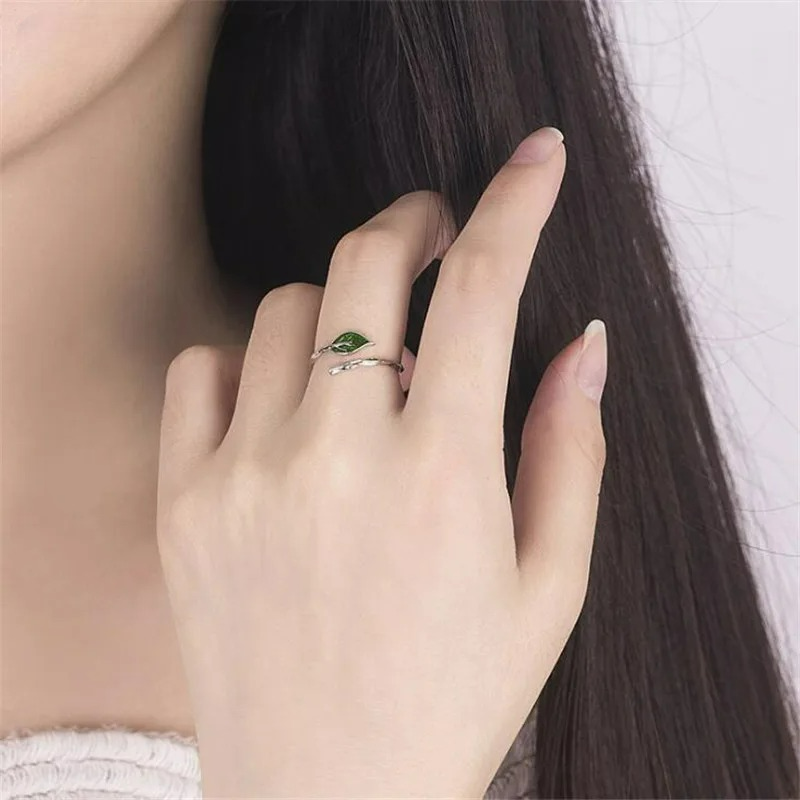 Retro-sormus syksyn lehdellä