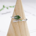 Retro-sormus syksyn lehdellä