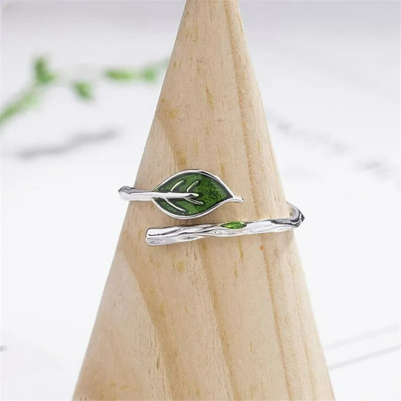 Retro-sormus syksyn lehdellä