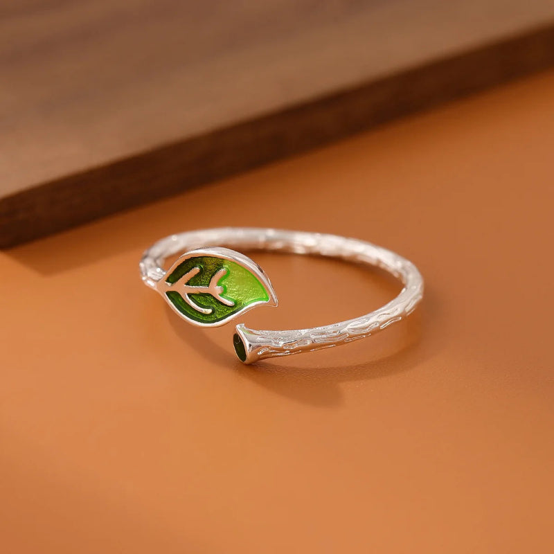 Retro-sormus syksyn lehdellä