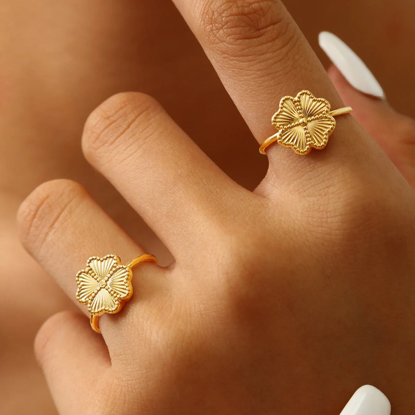 Retro-sormus nelilehtisellä apilalla