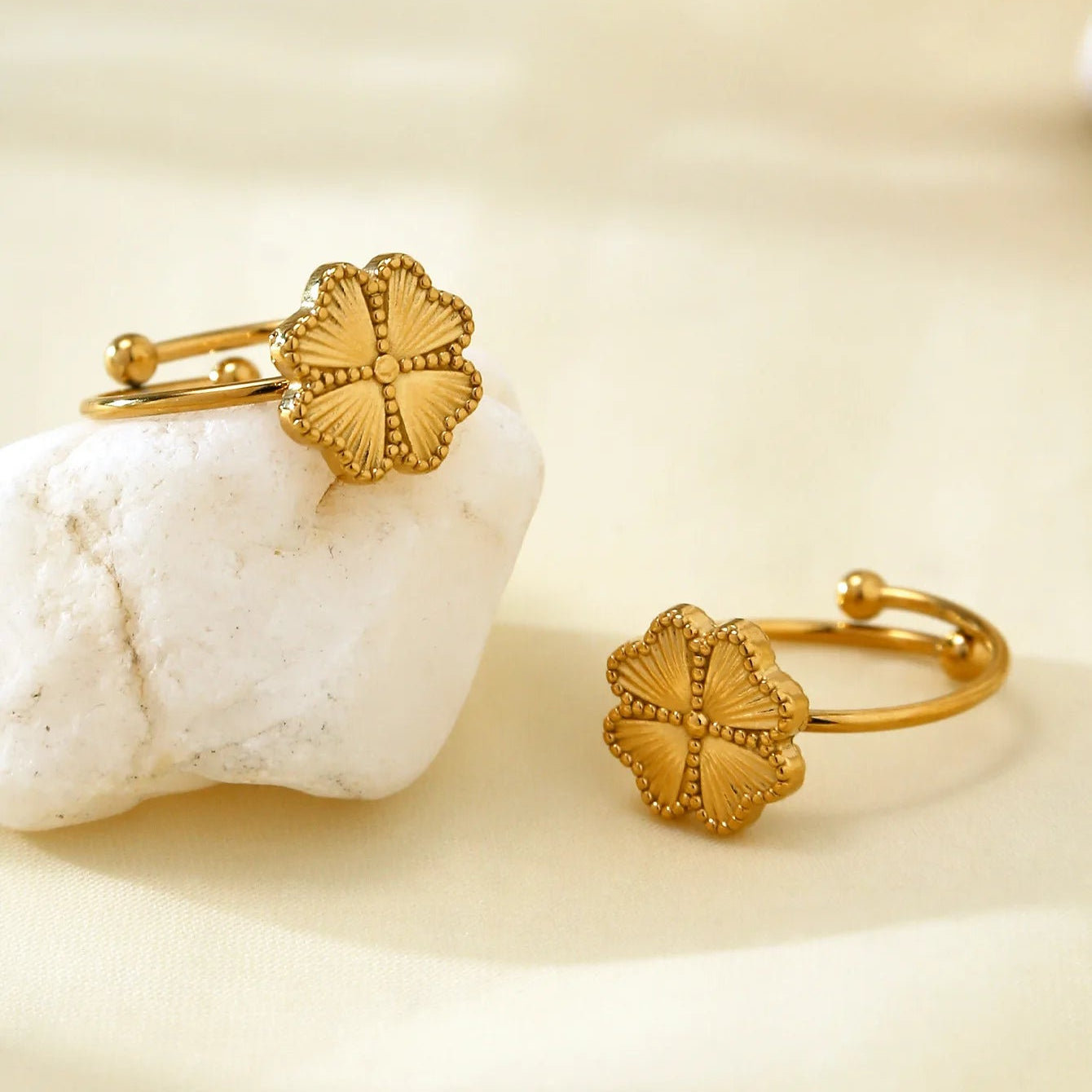 Retro-sormus nelilehtisellä apilalla