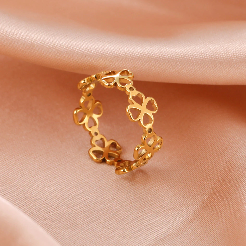 Retro-sormus naisten 4-lehtisillä apiloilla kulta