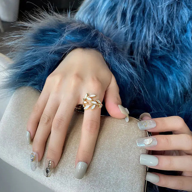 Retro-laakerinlehtisormus zirkonilla