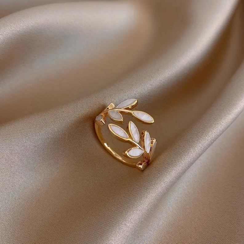 Retro-laakerinlehtisormus zirkonilla