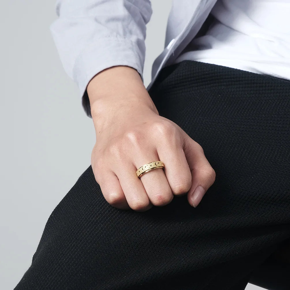 Kiertävä sormus miehille kullalla ja puolikuilla