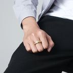 Kiertävä sormus miehille kullalla ja puolikuilla