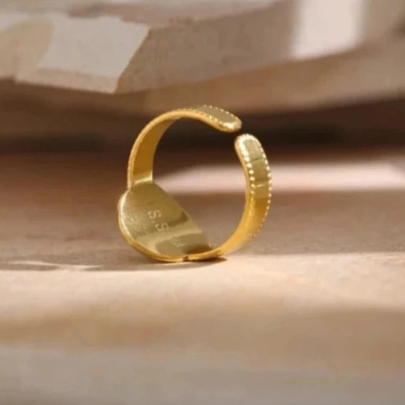 Aurinkosormus sinisellä kivellä