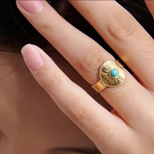 Aurinkosormus sinisellä kivellä