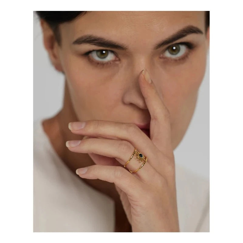 Aurinkosormus mustalla kivellä