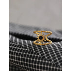 Aurinkosormus mustalla kivellä