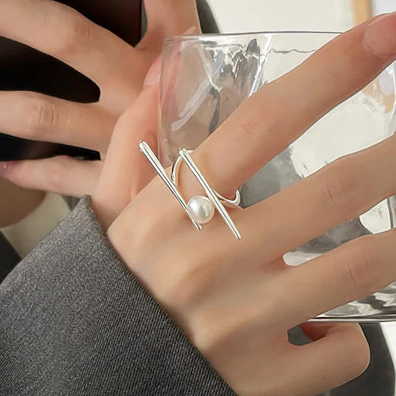 Tyylikäs sormus valkoisella zirkonhelmellä