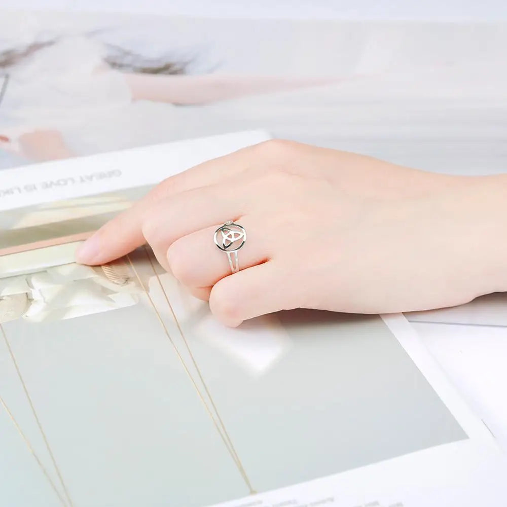 Kolminaisuuden solmu Triquetra -sormus hopeaa