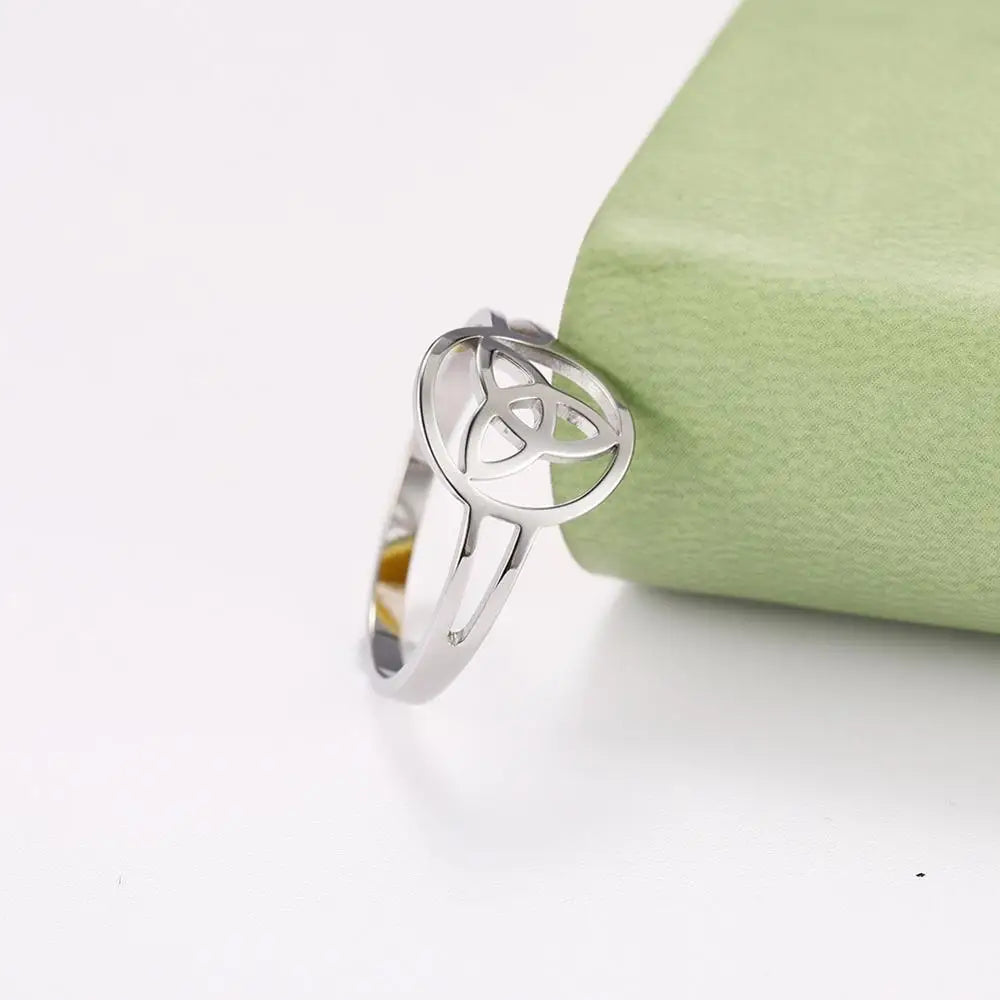 Kolminaisuuden solmu Triquetra -sormus hopeaa