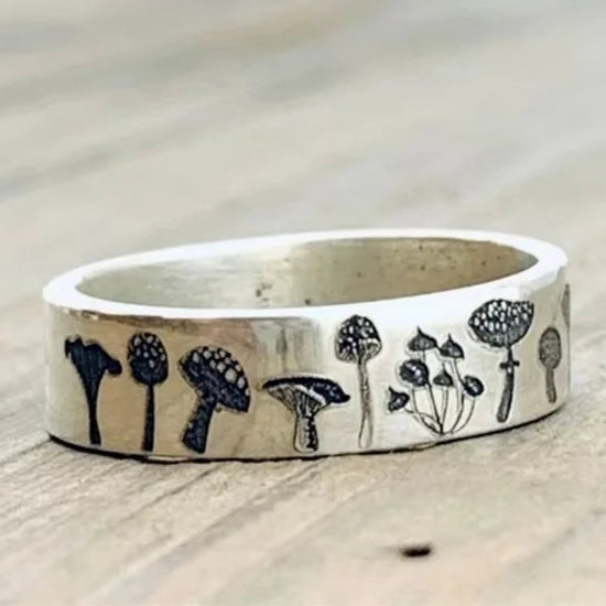 Vintage-sormus, jossa on sieniä